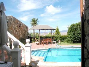 piscina%20con%20pergola.jpg