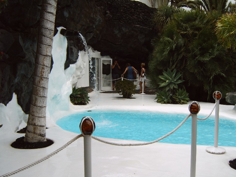 piscina%20en%20la%20casa%20fundaci%F3n%20C%E9sar%20Manrique.JPG