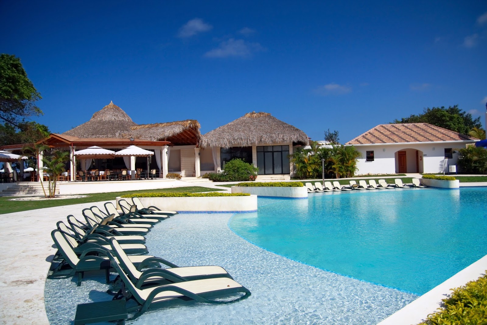 piscinas-y-camastros-junto-a-las-caba%C3%B1as-para-tus-vacaciones-con-agua-azul.jpg