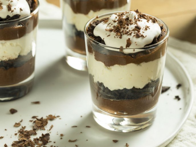postre-de-tres-chocolates-con-queso-crema-sin-horno-economico.jpg