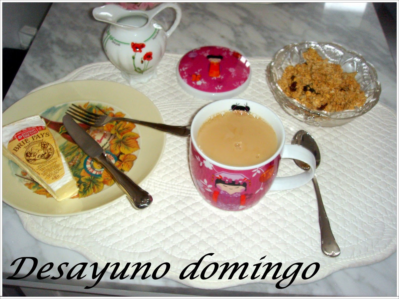 queso+brie,+t%C3%A9+con+leche+y+muesli.JPG