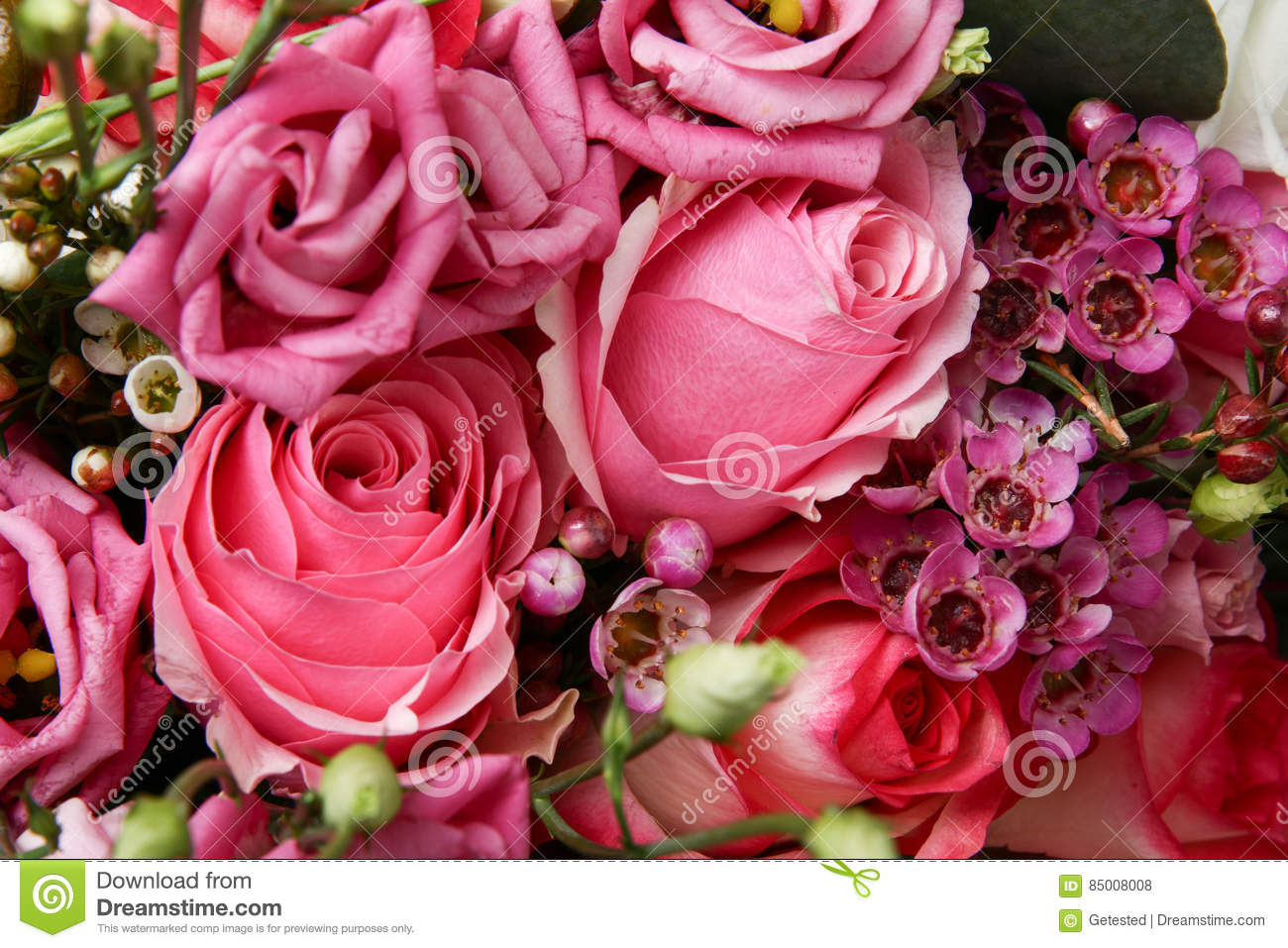ramo-enorme-de-rosas-85008008.jpg
