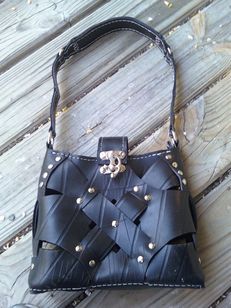 Recycled_innertube_purse_3_by_Lioness123.jpg