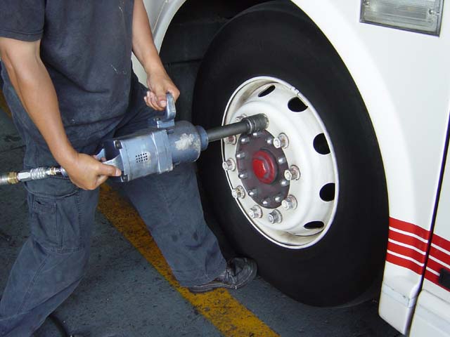service_mechanic_tire.jpg