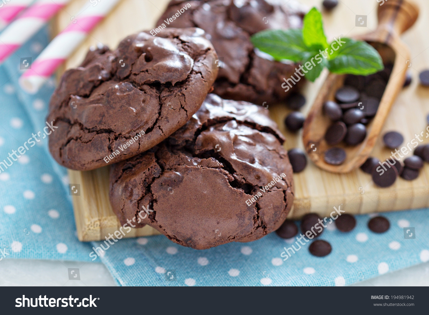 stock-photo-chocolate-meringue-cookies-in-a-bowl-with-choco-drops-194981942.jpg