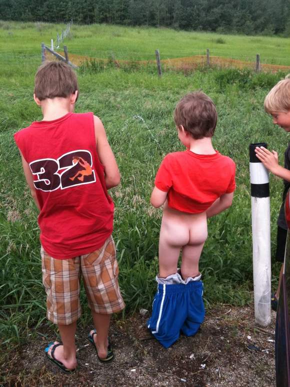 stop-taking-pictures-i-have-to-pee40.jpg