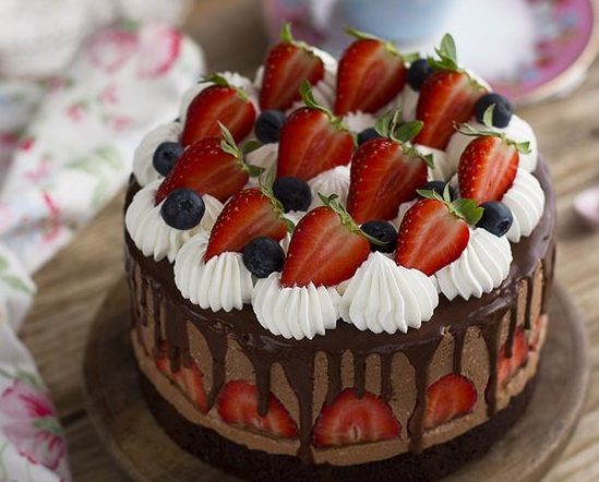 Tarta-de-Chocolate-y-Fresas-e1559191571492.jpg