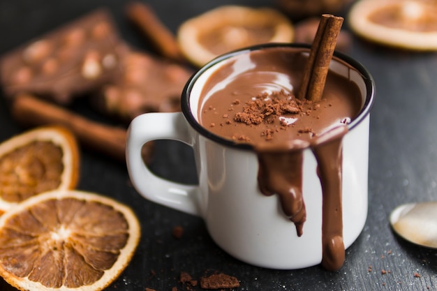 taza-chocolate-gotas-mesa-madera_23-2148180809.jpg