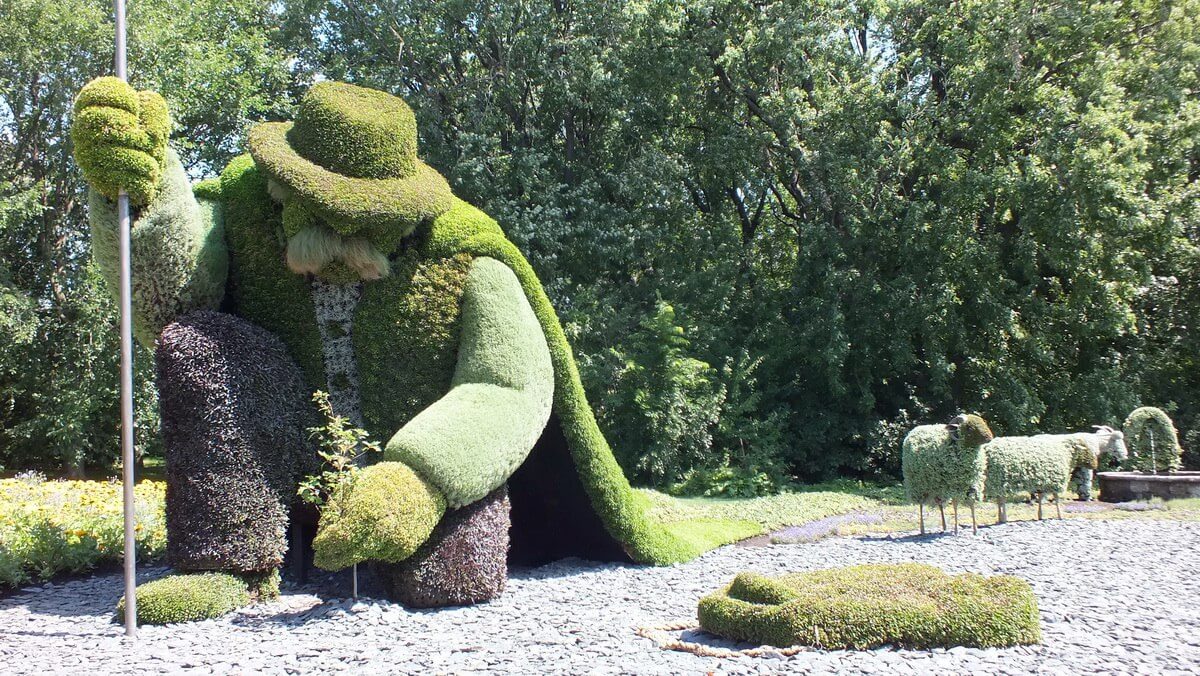 The-Man-Who-Planted-Trees-front-view-Mosaiculture-Montreal-Botancial-Gardens.jpg