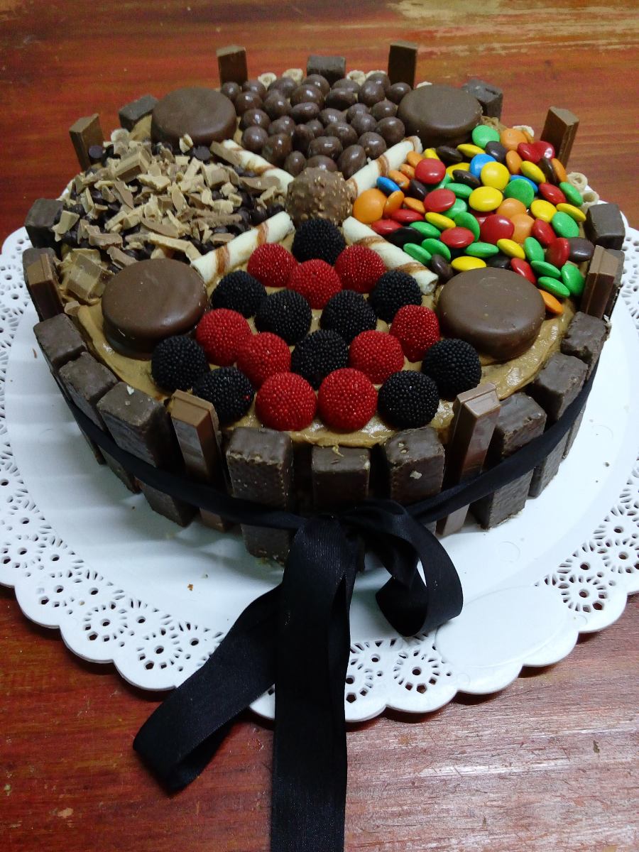 torta-con-golosinaskit-kat-chocolates-rocklets-gomitas-D_NQ_NP_381021-MLA20693532529_042016-F.jpg