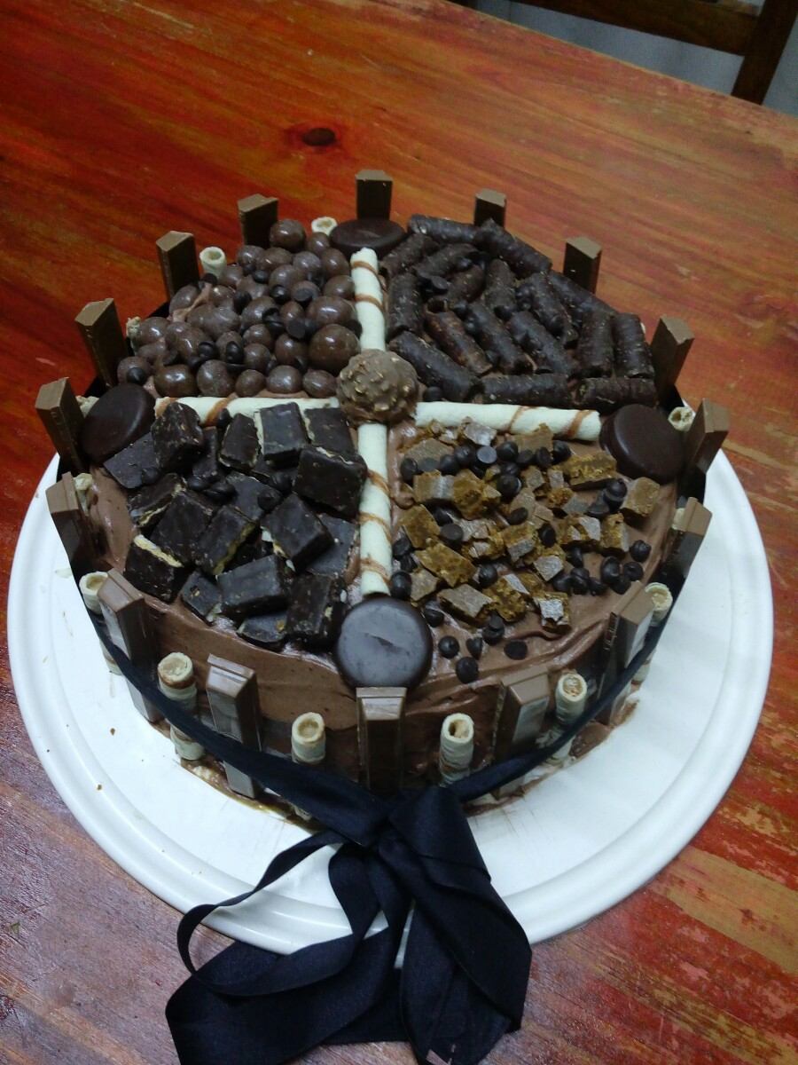 torta-con-golosinaskit-kat-chocolates-rocklets-gomitas-D_NQ_NP_605021-MLA20695459237_052016-F.jpg