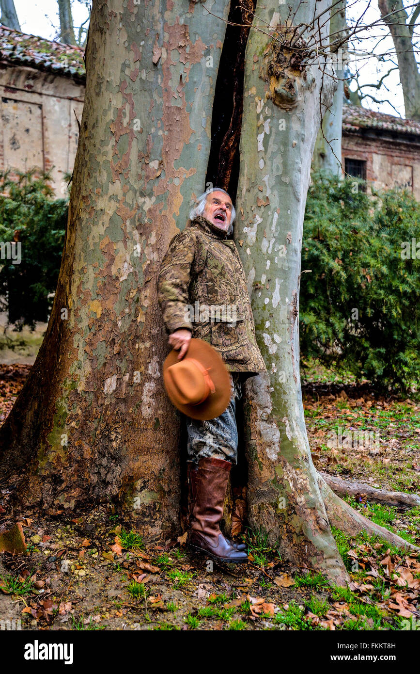 tragada-por-un-arbol-fkkt8h.jpg