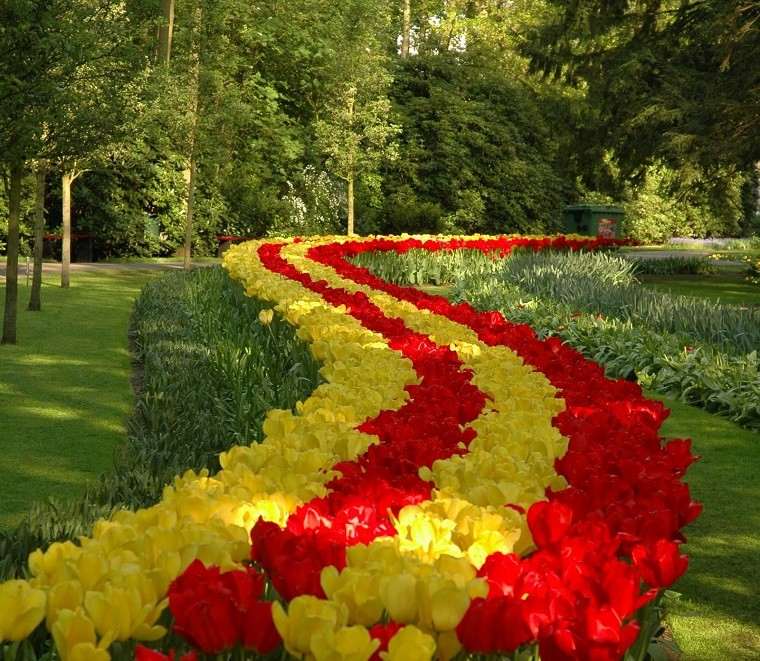 tulipanes-amarillos-rojos-ideas-bonitas-jardines-grandes.jpg