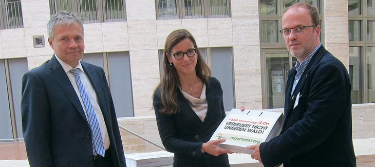 uebergabe-petition-eon-duesseldorf.jpg