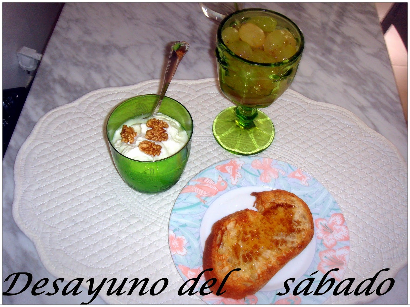 uvas,+yogurt+y+tostada+con+miel.JPG