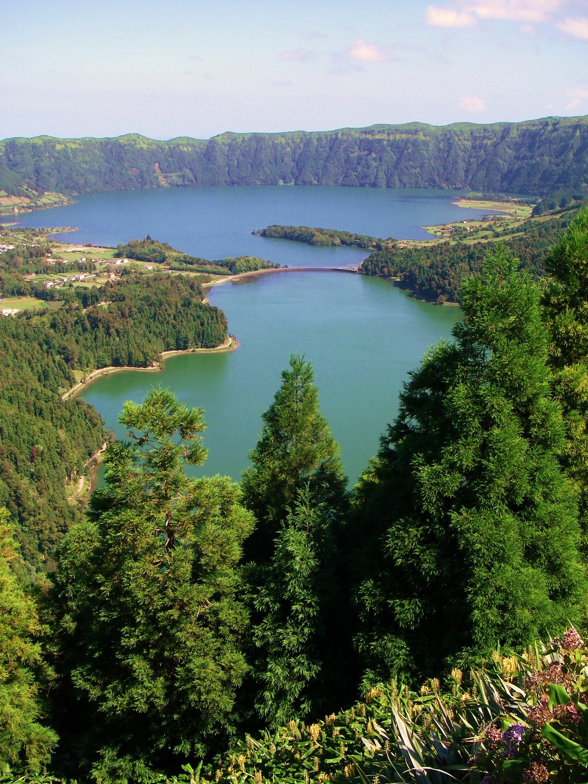 View_of_the_green_and_blue_lake_just_east_of_Sete_Cidades_-_panoramio.jpg
