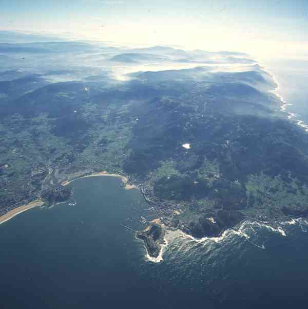 Vista-aerea-de-Monterreal-en-Baiona-y-de-la-costa-hacia-A-Guarda-y-la-desembocadura-del-Mino.jpg