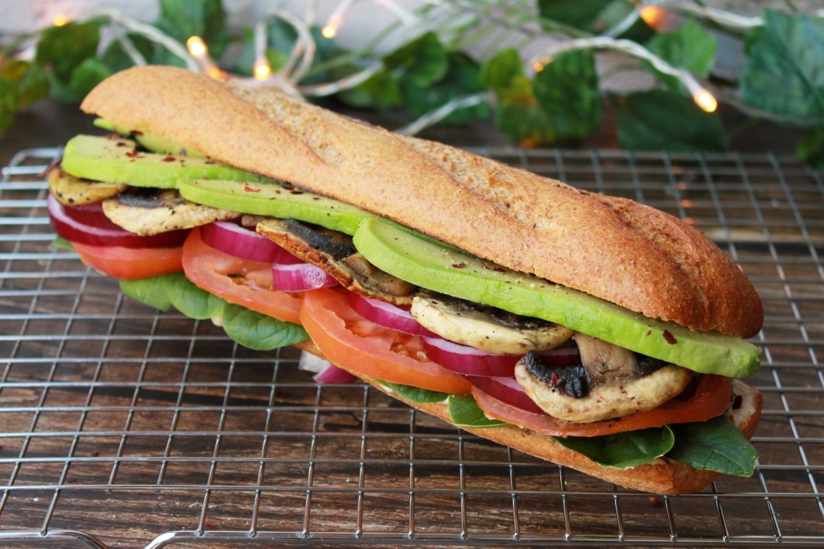 vista-del-bocadillo-vegetal-con-champinones-y-aguacate.jpg