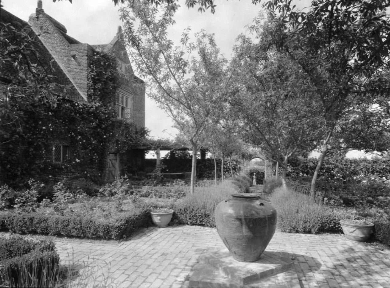 white-garden-1.jpg