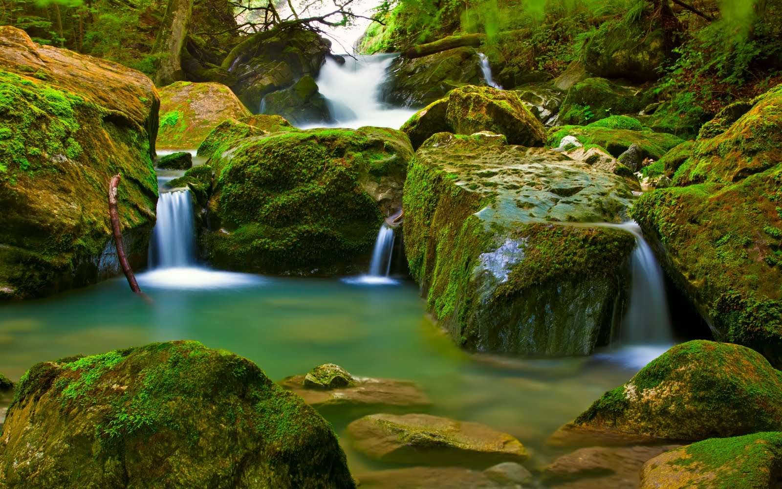 www.BANCODEIMAGENESGRATUITAS.com%2B-%2Bbeautiful-mountain-waterfall.jpg