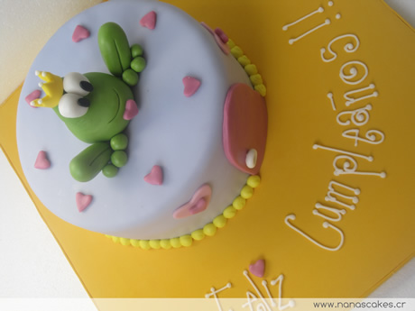 www.nanascakes.cr_cumpleanos_2009_09_queque_rana_en_castillo_05.jpg