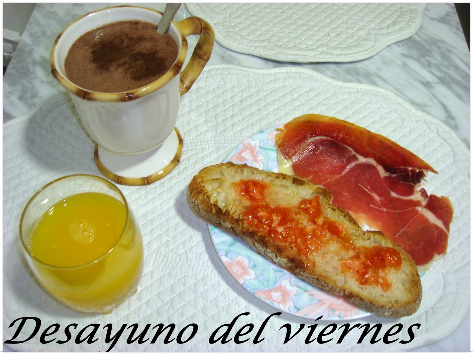 zumo+de+naranja,+jam%C3%B3n+con+tomate+y+leche+descremada+con+cacao.JPG